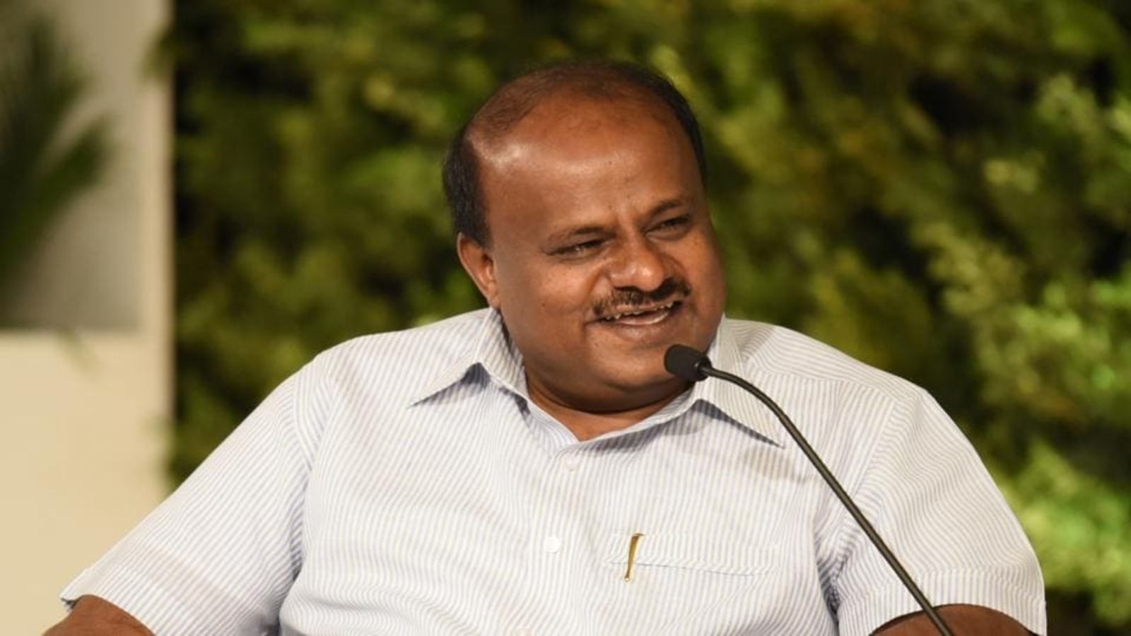 ಕಾಂಗ್ರೆಸ್ ಅಸಮಾಧಾನಿತ ಶಾಸಕರಿಗೆ ಕೇಂದ್ರ ಸಚಿವ ಎಚ್.ಡಿ. ಕುಮಾರಸ್ವಾಮಿ ಆಫರ್ ನೀಡಿದ್ದಾರೆ ಎಂಬ ರಾಜಕೀಯ ಚರ್ಚೆ ನಡೆದಿದೆ.